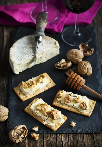 Blue Cheese and Walnut Crackers with honey. — Stock Photo, Image