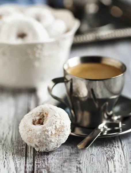 Donuts doces com açúcar de confeiteiro e xícara de café — Fotografia de Stock