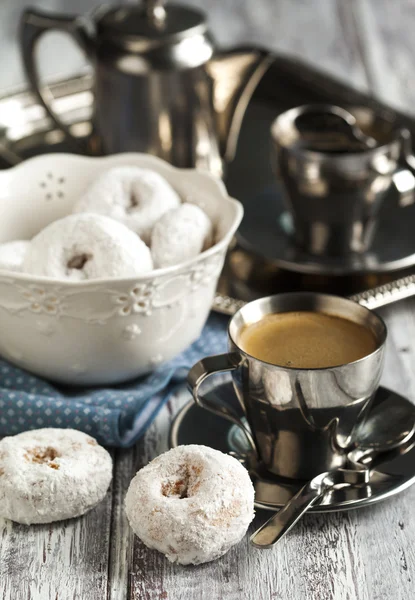 Сладкие пончики с сахаром и чашкой кофе — стоковое фото