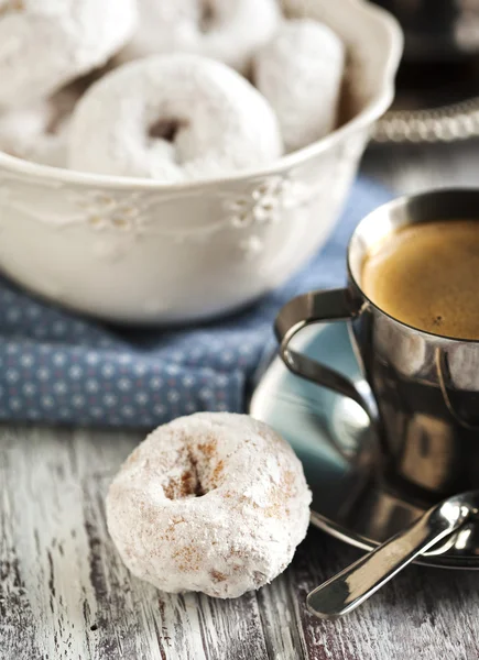 Donuts doces com açúcar de confeiteiro e xícara de café — Fotografia de Stock