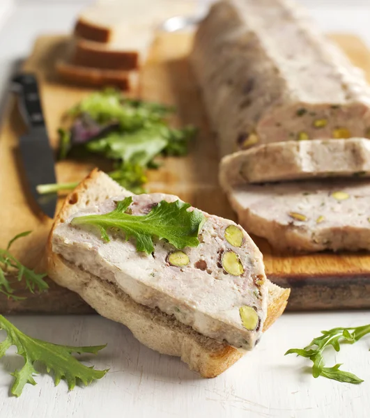 Kip terrine met pimpernoten (pistaches) — Stockfoto