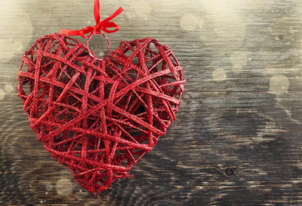 木製の背景に赤の装飾的な心 バレンタインの日カードの概念 — ストック写真