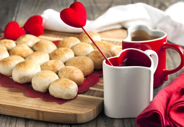 Tarte en forme de cœur faite de petits pains à la levure — Photo