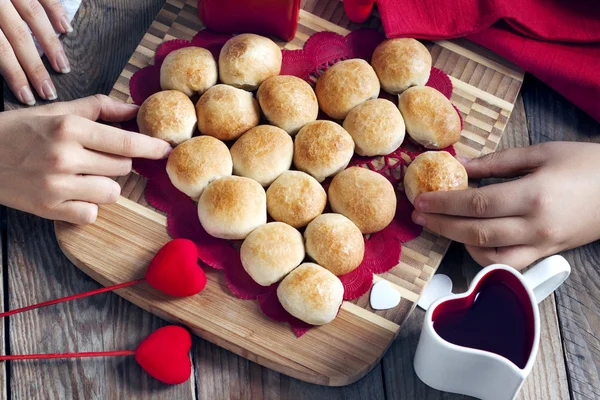 Pie in the shape of heart made from yeast roll buns — Stock Photo, Image