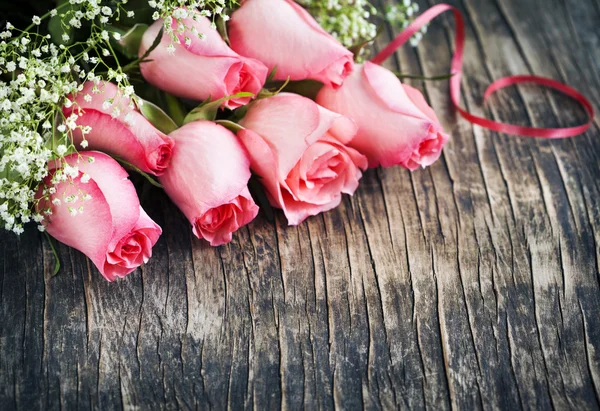 Boeket van roze rozen op houten achtergrond — Stockfoto