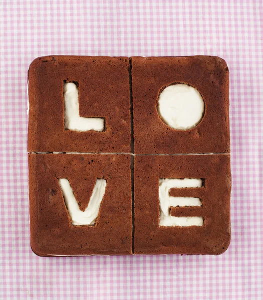 Pastel de amor. Chocolate pastel de plátano con crema de queso glaseado y el mundo del amor —  Fotos de Stock