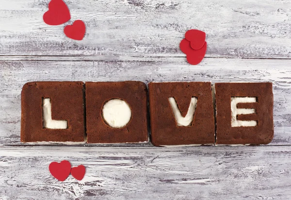 Bolo de amor. Bolo de banana de chocolate com cobertura de queijo cremoso e amor mundial — Fotografia de Stock