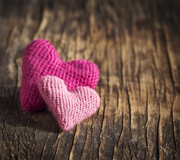 Два рожевих серця гачком на дерев'яному фоні — стокове фото