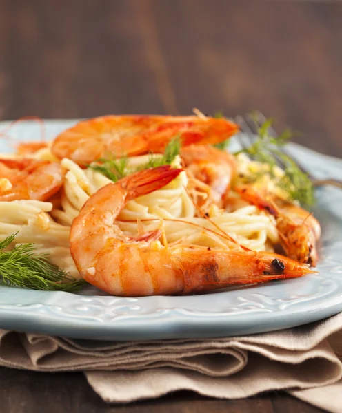 Prato de deliciosos camarões espaguete com molho cremoso — Fotografia de Stock