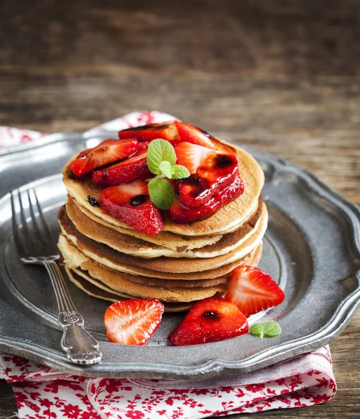 Stack of pancakes with fresh strawberry and balsamic glase — Stock Photo, Image