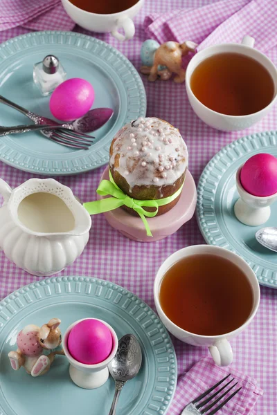 Tradiční velikonoční snídaně s Velikonoční koláč a vejci — Stock fotografie