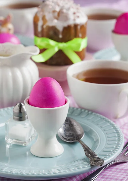 Desayuno tradicional de Pascua con pastel de Pascua y huevos — Foto de Stock