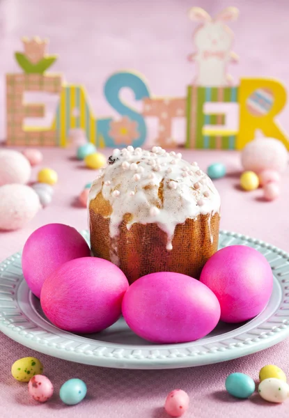 Traditioneller Osterkuchen und bunte Eier — Stockfoto