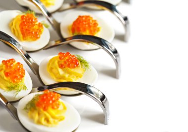 Baharatlı ve acılı yumurta bir kaşık kırmızı havyar ile