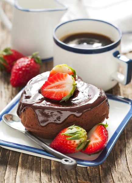 Bolo de chocolate em forma de coração com morango — Fotografia de Stock