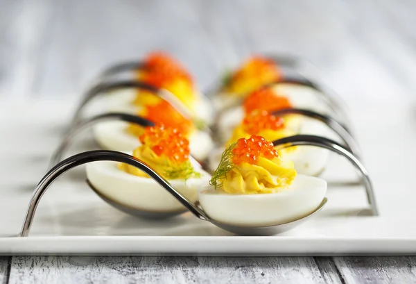 Ovos com caviar vermelho em uma colher — Fotografia de Stock