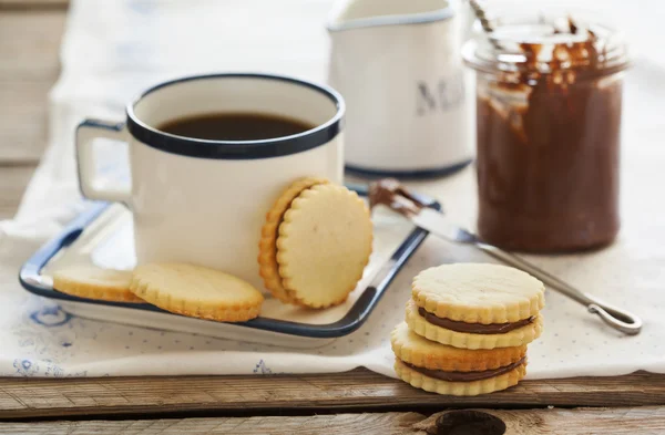 Cookies with chocolate hazelnut cream — Stock Photo, Image