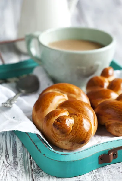 Flätade bullar och cup varm Åh choklad — Stockfoto