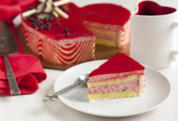 Tarta de mousse de fresa en forma de corazón —  Fotos de Stock