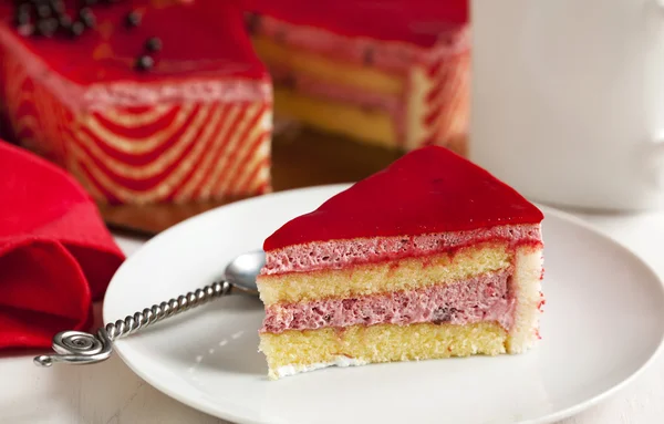 Tarta de mousse de fresa en forma de corazón — Foto de Stock