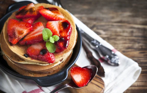 Stack of pancakes with fresh strawberry and balsamic glase in frying pan — Stock Photo, Image