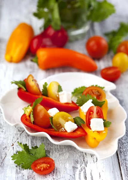 Mini biber mini domates ve beyaz peynir ile doldurulmuş — Stok fotoğraf