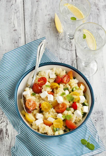 Couscous al limone con pomodoro ciliegia, menta e feta — Foto Stock