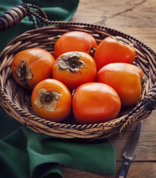 Świeże, dojrzałe persimmons. Stonowanych obrazu — Zdjęcie stockowe