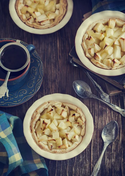 Crostata di mele in una teglia di ceramica . — Foto Stock