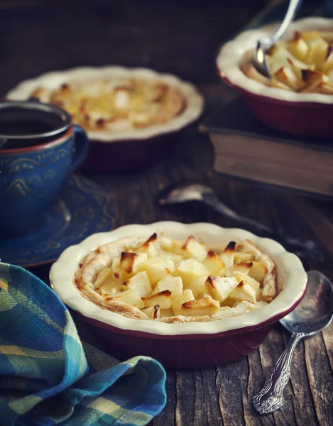 Tarta de manzana en una bandeja para hornear de cerámica . —  Fotos de Stock