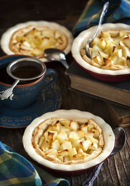 Äppelkaka i en keramisk ugnsform. — Stockfoto