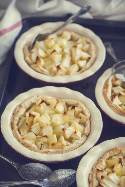 Crostata di mele in una teglia di ceramica . — Foto Stock