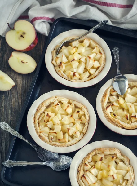 セラミック グラタン皿にリンゴのタルト. — ストック写真