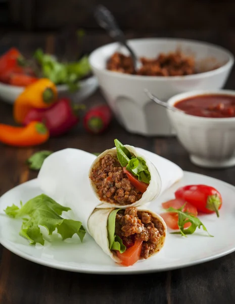 Burritos, tele van hússal és zöldséggel — Stock Fotó