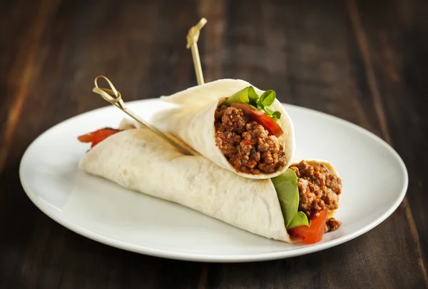 Burritos cheios de carne e legumes — Fotografia de Stock