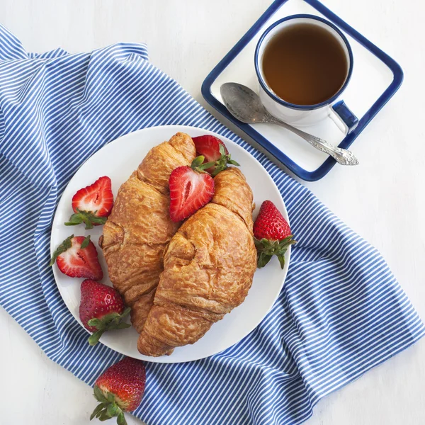 Croissants frescos e xícara de chá — Fotografia de Stock