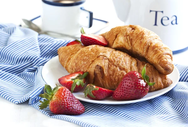 Croissants frescos y taza de té —  Fotos de Stock