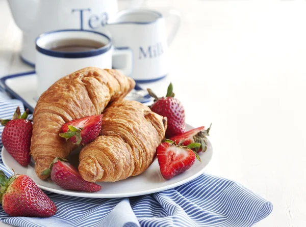 Croissants frescos y taza de té —  Fotos de Stock