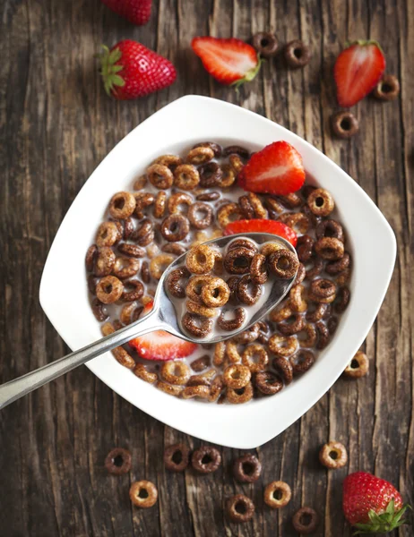 Cereales de chocolate y fresas para el desayuno . — Foto de Stock