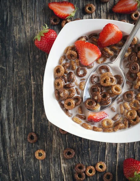 Cereales de chocolate y fresas para el desayuno — Foto de Stock