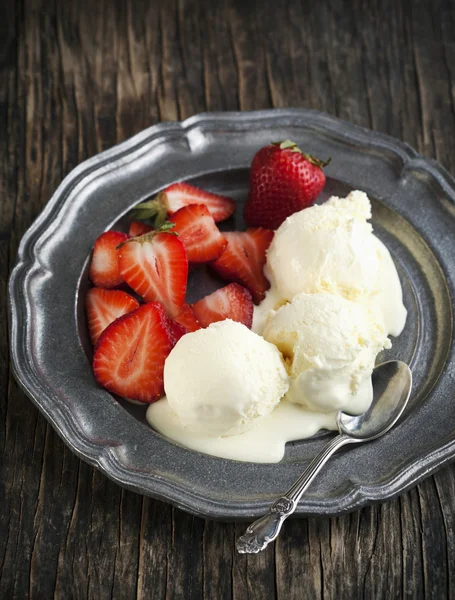 Helado de vainilla con fresa — Foto de Stock