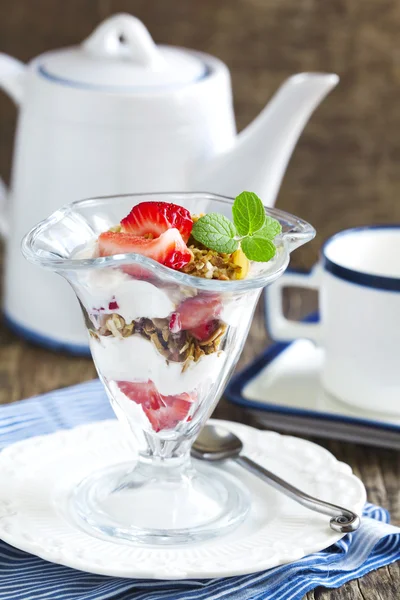 Deliciosa granola con bayas en taza de vidrio — Foto de Stock