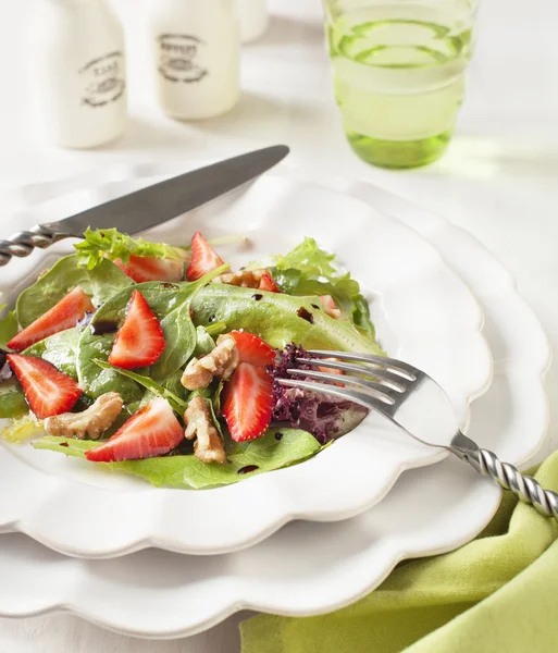 Green salad with strawberry — Stock Photo, Image