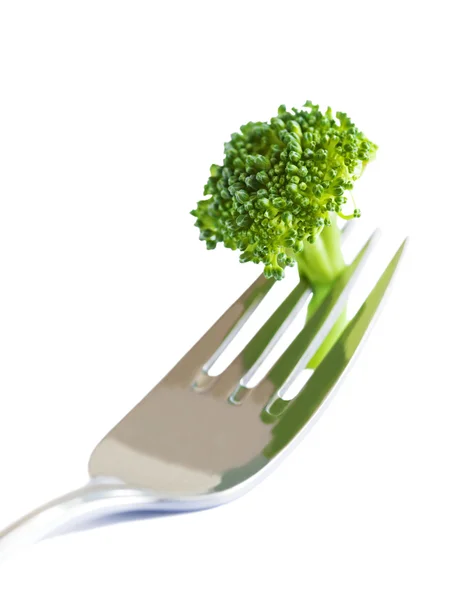 Verse broccoli op vork geïsoleerd op witte achtergrond — Stockfoto