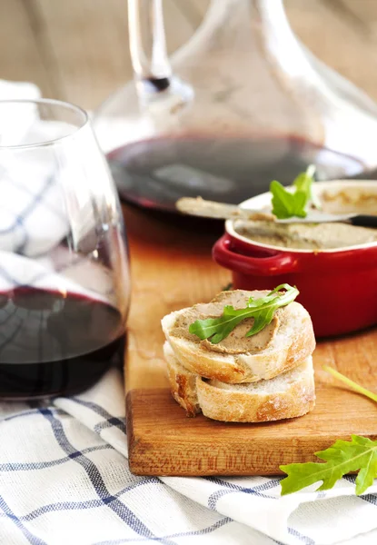 Chicken liver pate on bread and wine — Stock Photo, Image