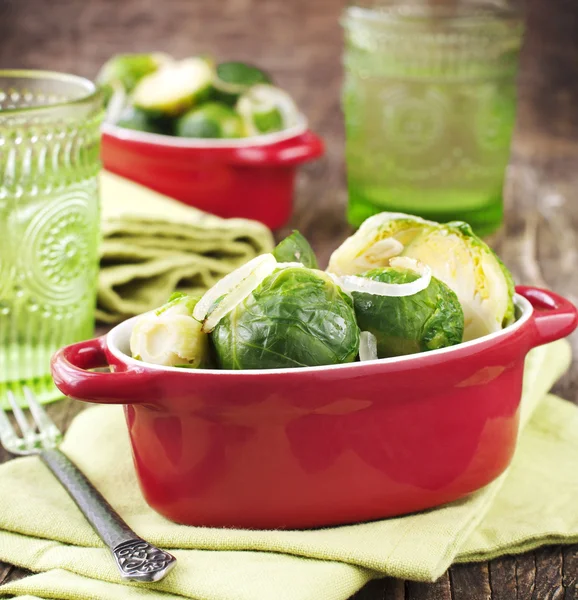 Gebratene Rosenkohl mit Zwiebeln — Stockfoto