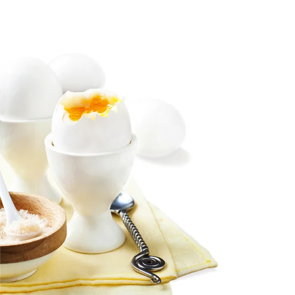 Vařené vejce s růžovou solí k snídani — Stock fotografie