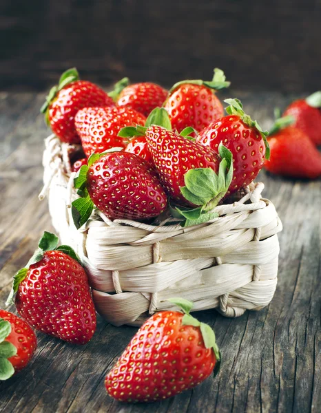 바구니에 신선한 익은 딸기 — 스톡 사진