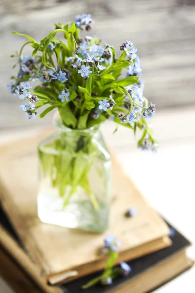 Strauß blauer wilder Vergissmeinnicht-Blumen. — Stockfoto