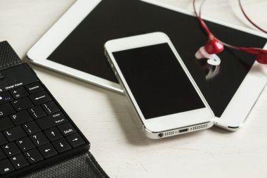 Tablet, ile telefon kulaklık kadar yakın ve klavye